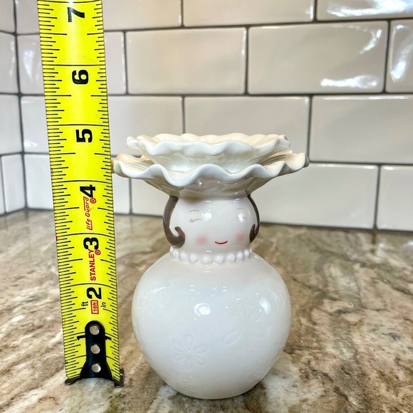 Grasslands Road Regal Lady in White with Pearls; White Flower Hat Bud Vase - Picture 8 of 8